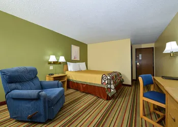 Super 8 by Wyndham Minot Airport hotel thumbnail 8