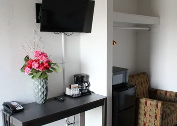 Chalet Motel hotel thumbnail 5