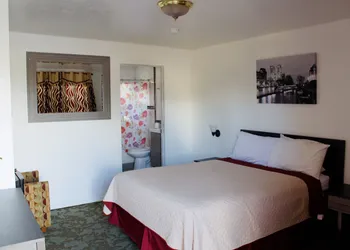 Chalet Motel hotel thumbnail 8
