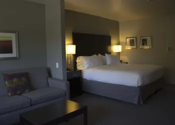Holiday Inn Express & Suites Tahlequah by IHG hotel thumbnail 3