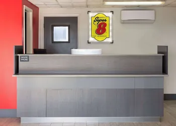 Super 8 by Wyndham Hazleton hotel thumbnail 2