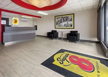 Super 8 by Wyndham Hazleton hotel thumbnail 3