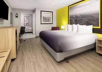 Super 8 by Wyndham Hazleton hotel thumbnail 7