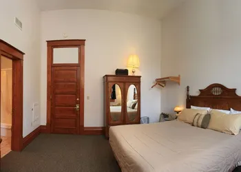 Town Hall Inn hotel thumbnail 3