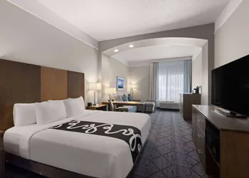 La Quinta Inn and Suites by Wyndham at WaTiki Waterpark hotel thumbnail 5
