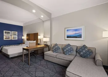 La Quinta Inn and Suites by Wyndham at WaTiki Waterpark hotel thumbnail 7