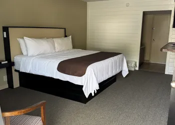 Sleepy Bear Motel hotel thumbnail 4