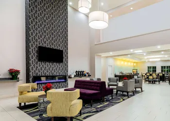 La Quinta Inn & Suites by Wyndham DFW Airport West - Bedford hotel thumbnail 2