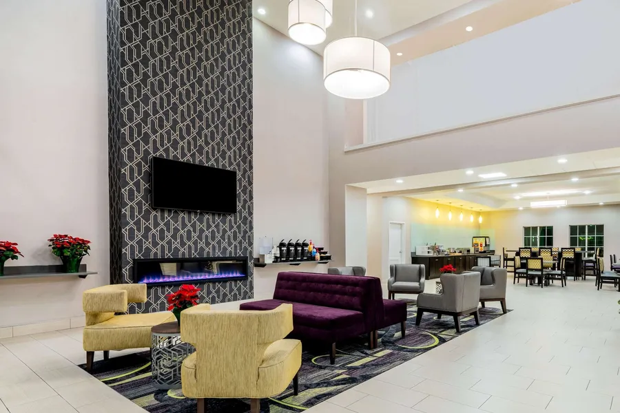 La Quinta Inn & Suites by Wyndham DFW Airport West - Bedford hotel detail image 2
