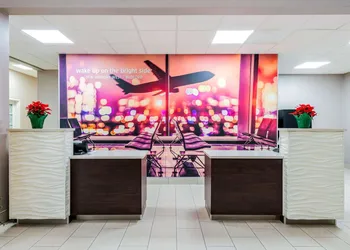 La Quinta Inn & Suites by Wyndham DFW Airport West - Bedford hotel thumbnail 3