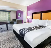 La Quinta Inn & Suites by Wyndham DFW Airport West - Bedford hotel detail image 4