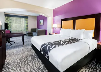 La Quinta Inn & Suites by Wyndham DFW Airport West - Bedford hotel thumbnail 4