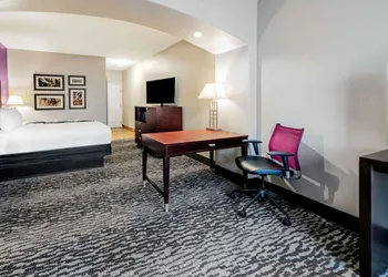 La Quinta Inn & Suites by Wyndham DFW Airport West - Bedford hotel thumbnail 5
