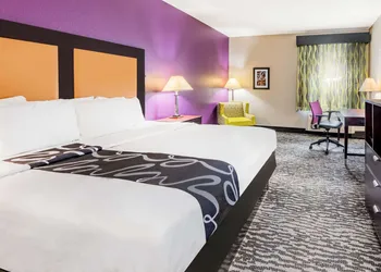 La Quinta Inn & Suites by Wyndham DFW Airport West - Bedford hotel thumbnail 6