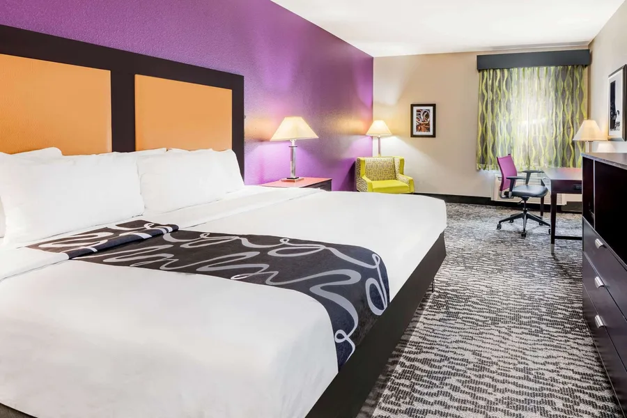 La Quinta Inn & Suites by Wyndham DFW Airport West - Bedford hotel detail image 6
