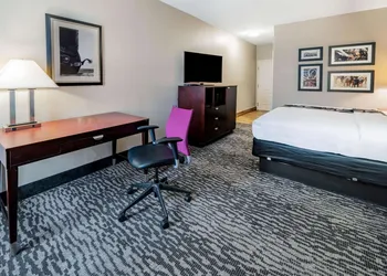 La Quinta Inn & Suites by Wyndham DFW Airport West - Bedford hotel thumbnail 7