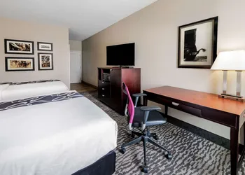 La Quinta Inn & Suites by Wyndham DFW Airport West - Bedford hotel thumbnail 8