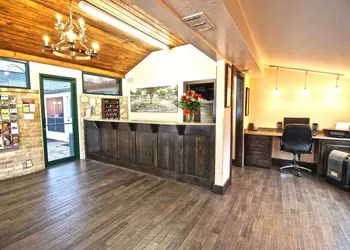 Peach Tree Inn & Suites hotel thumbnail 2