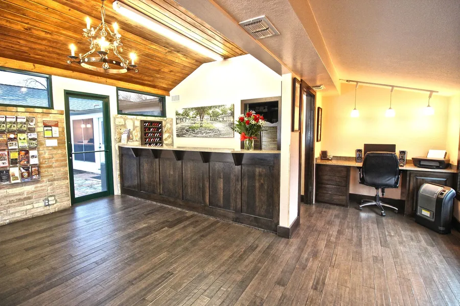 Peach Tree Inn & Suites hotel detail image 2