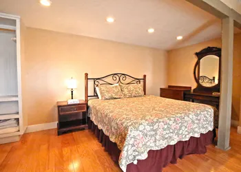 Peach Tree Inn & Suites hotel thumbnail 6