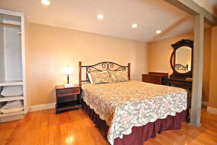 Peach Tree Inn & Suites hotel detail image 6