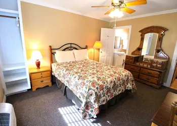 Peach Tree Inn & Suites hotel thumbnail 7