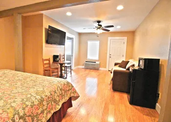 Peach Tree Inn & Suites hotel thumbnail 8