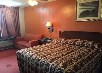 Deluxe Inn Airport hotel thumbnail 5