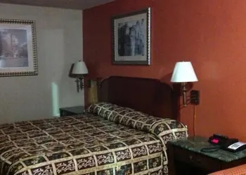 Deluxe Inn Airport hotel thumbnail 8
