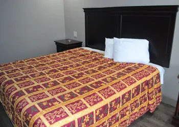 Deluxe INN hotel thumbnail 2