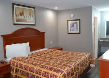Deluxe INN hotel thumbnail 3