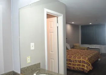 Deluxe INN hotel thumbnail 4