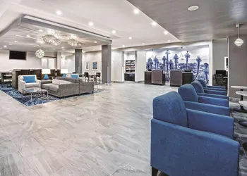 La Quinta Inn & Suites by Wyndham Victoria - South hotel thumbnail 2