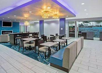 La Quinta Inn & Suites by Wyndham Victoria - South hotel thumbnail 4