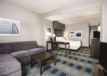 La Quinta Inn & Suites by Wyndham Victoria - South hotel thumbnail 5