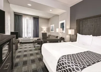 La Quinta Inn & Suites by Wyndham Victoria - South hotel thumbnail 6