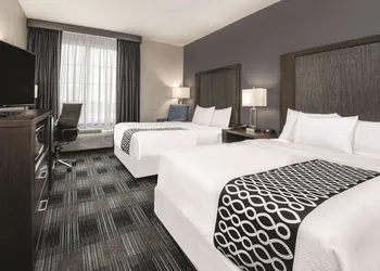 La Quinta Inn & Suites by Wyndham Victoria - South hotel thumbnail 7
