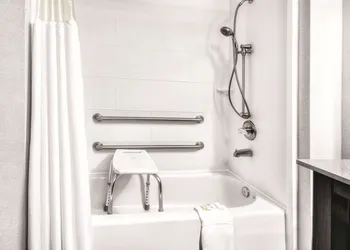 La Quinta Inn & Suites by Wyndham Victoria - South hotel thumbnail 8