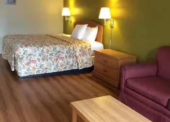 Stratford House Inn and Suites hotel thumbnail 7