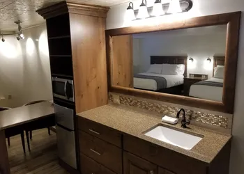 Lamplighter Lodge hotel thumbnail 3