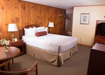Knotty Pine hotel thumbnail 3