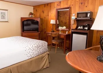 Knotty Pine hotel thumbnail 5