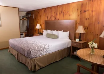 Knotty Pine hotel thumbnail 8