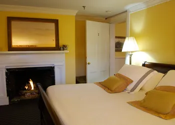 200 South Street Inn hotel thumbnail 8