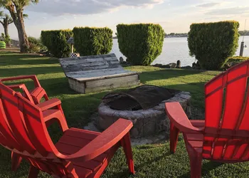 Lakeshore Inn Water Front hotel thumbnail 2