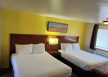 Lakeshore Inn Water Front hotel thumbnail 5