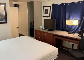 Lakeshore Inn Water Front hotel thumbnail 7