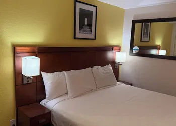 Lakeshore Inn Water Front hotel thumbnail 8