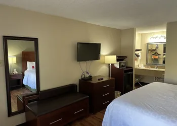 Econo Lodge Huntington - Barboursville University Area hotel thumbnail 4