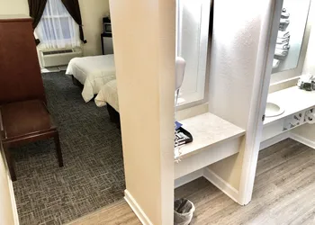 Bicentennial Inn hotel thumbnail 8
